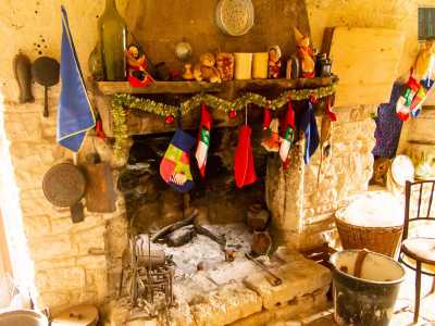 Attorno al caminetto notiamo delle calze natalizie, lasciate qui dai bambini nel Natale 2019, pochi mesi prima che scoppiasse la pandemia